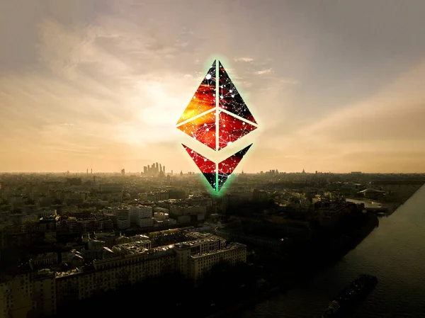 Панорама города с символом криптовалюты сверху, иконка эфириума — стоковое фото