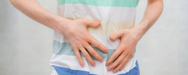 Manusia merasa sakit perut yang mengerikan, menyentuh tubuh s — Stok Foto