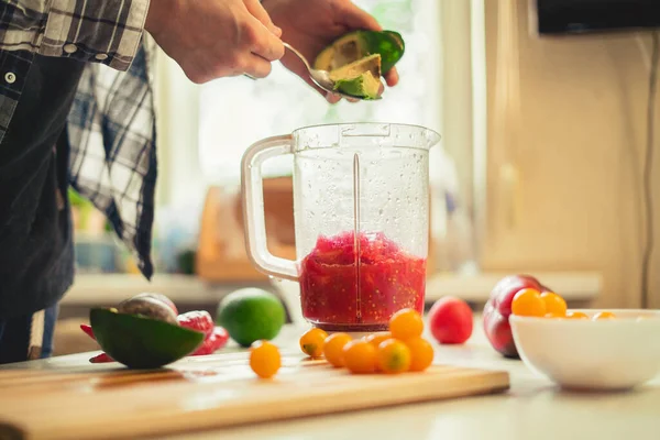 Cortar frutas e legumes para colocá-los no liquidificador para fazer uma mistura de smoothie — Fotografia de Stock