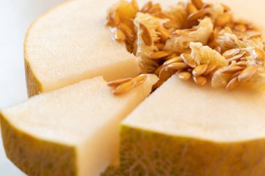 Kesilen karpuzun makrosunu biraz vitamin almak için tohumla kapatın.