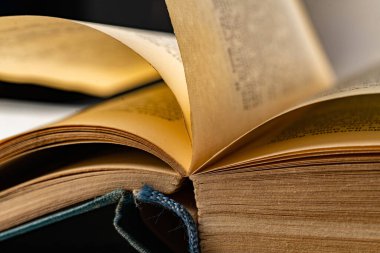 Eski bir kitap kağıdının makro resmini kapat sayfa sayfası, doku tasarımları