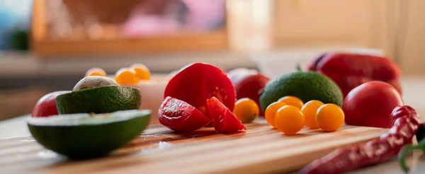 Vitaminas Cortadas Frutas Cruas Mesa Cozinha Doméstica Abacate Tomate Pimenta — Fotografia de Stock