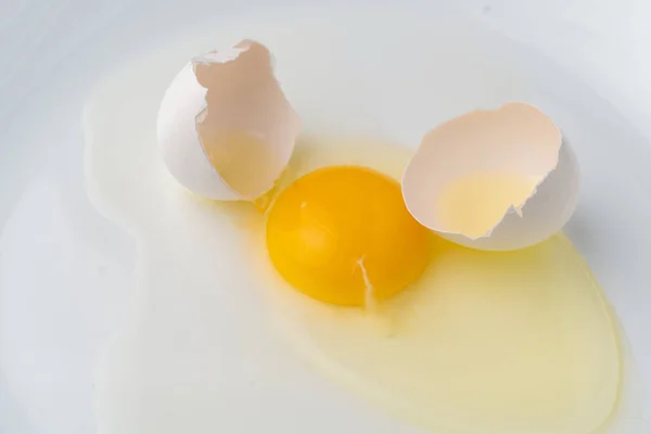 Zerbrochenes weißes Ei im Teller, um einige Speisen zuzubereiten — Stockfoto