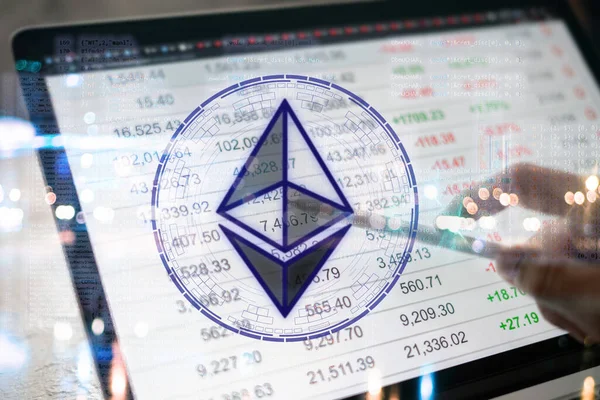 Bilgisayar dizüstü bilgisayarı arkaplan diyagramları kullanırken şifreli para birimi etherium sembolü