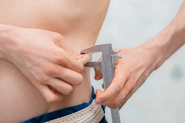 赤身裸体的人 用厘米测量身体的尺寸 饮食概念 — 图库照片