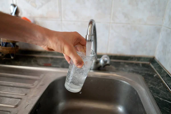 Mano Sosteniendo Vaso Vertiendo Agua Pura Para Beber —  Fotos de Stock