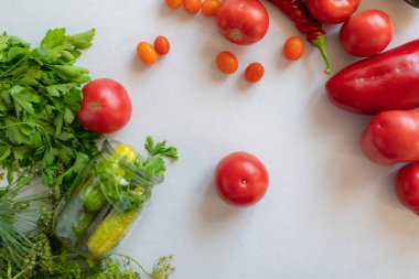 Fotokopi alanı olan çeşitli sebze malzemeleriyle dolu kavanozun üst görüntüsü