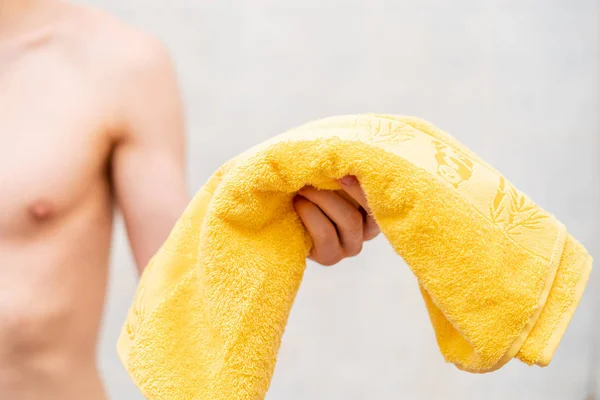 Mano Persona Sosteniendo Una Toalla Color Antes Tomar Baño — Foto de Stock