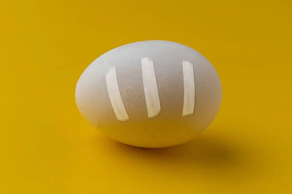 Белое Яйцо Трещиной Лентой Нанесенной Лечение Концепция Здравоохранения — стоковое фото