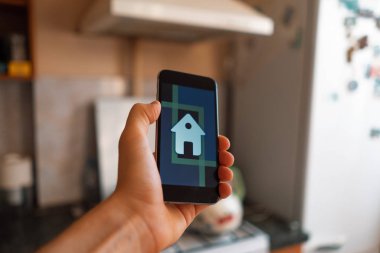 Akıllı ev uygulamalı, modern teknolojili akıllı bir telefon.