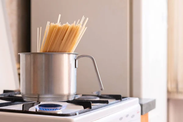 Ręce Umieścić Kilka Makaronu Spaghetti Patelni Kuchni — Zdjęcie stockowe