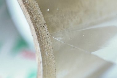 Renk arkaplanında yapışkan bant rulosu, teslimat için paket kutusu