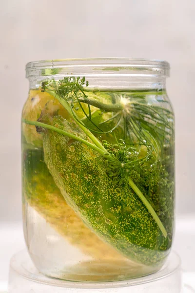 Macro tiro de frasco de vidro com legumes em conserva, tomates, pepinos e ervas — Fotografia de Stock