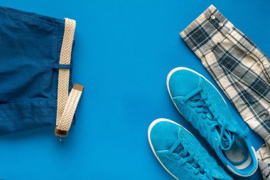 Bazı basit hippi aksesuarları, kıyafetleri ve aletleri, yukarıdan görünüşü