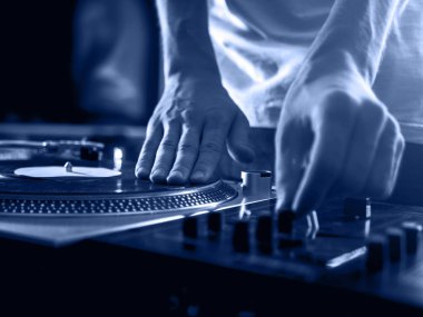 DJ elleri profesyonel müzik ekipmanları güvertesi vinil plak ve zaman kodu, 2020 yılındaki trend rengi, klasik mavi ton