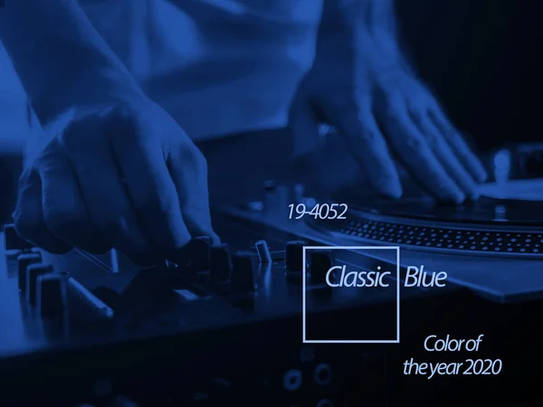 Közeli fiatal DJ játszik modern zene, színe a 2020-as év trend, klasszikus kék hang — Stock Fotó