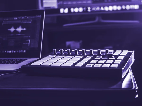 Fechar a máquina de música com almofadas no local de trabalho de som da mesa com a cor do laptop da tendência do ano 2020, tom azul clássico — Fotografia de Stock