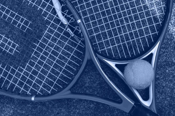 Vista superior de dos raquetas de tenis con la pelota en el suelo del concepto de cancha al aire libre — Foto de Stock