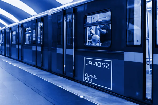 An abstract modern subway station with crowd of people and closing doors — Stock Photo, Image