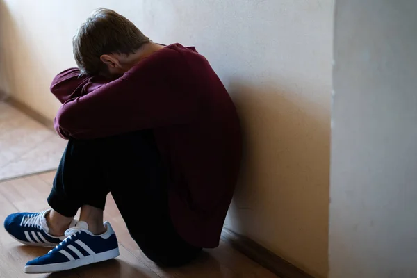 Een Depressieve Ongelukkige Man Zittend Vloer Gang — Stockfoto