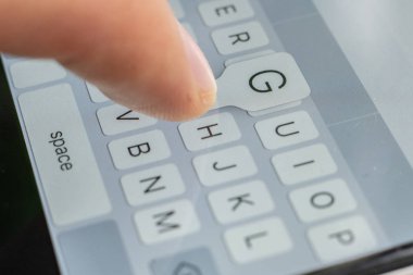 Mobil aygıtın dokunmatik ekran klavyesinde parmak yazma metninin makrosu