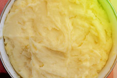 Üst manzara, içinde kaşık olan patates püresinin yakın görüntüsü.