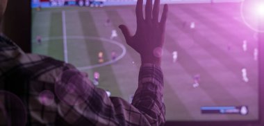 Futbol fanatiği ulusal takımı için tezahürat yapıyor.