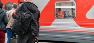 İstasyonda treni bekleyen bir sürü insan var.
