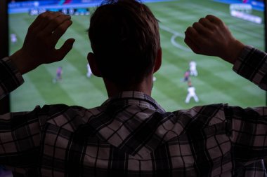 Futbol fanatiği ulusal takımı için tezahürat yapıyor.
