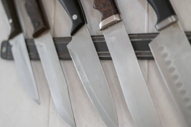 Mutfaktaki tutacakta yemek bıçakları var. Manyetik raf.