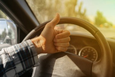 Sürücünün direksiyon başında baş parmağını gösteren ilk kişi görüntüsü