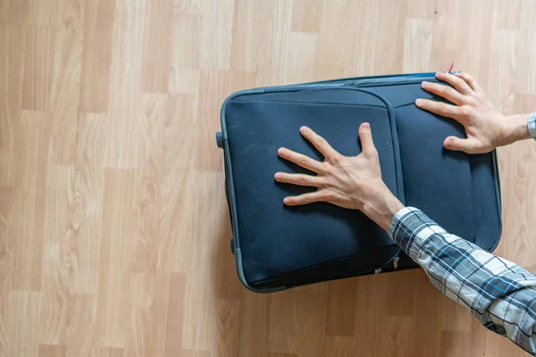 Overhead Ovanifrån Person Som Packar Väskan Med Sina Personliga Saker — Stockfoto