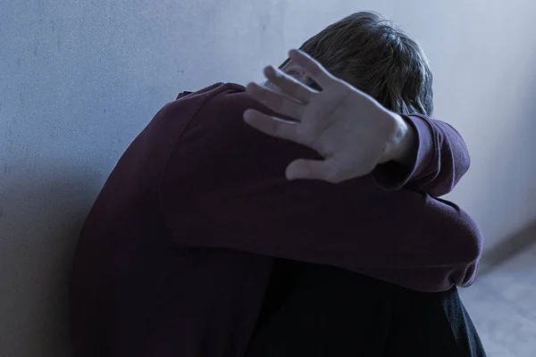 Een Depressieve Ongelukkige Man Zittend Vloer Gang — Stockfoto