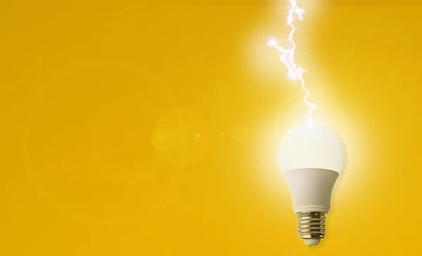 Молния Смелый Удар Лампочку Творческая Идея Инновационной Концепции — стоковое фото