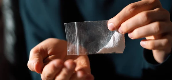 Mãos Viciadas Drogas Segurando Pequeno Pacote Com Branco — Fotografia de Stock