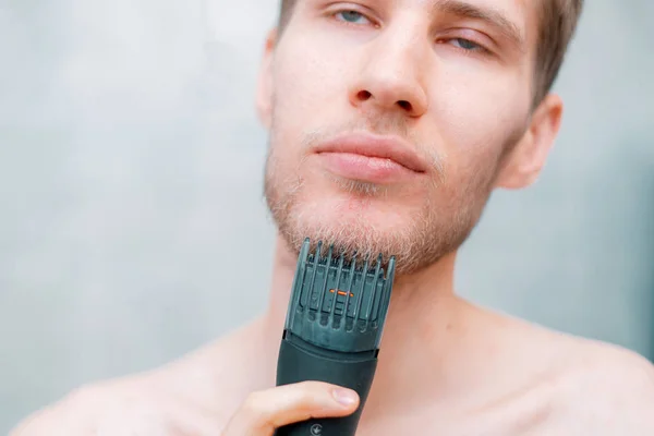 Primo Piano Del Giovane Maschio Che Taglia Barba Usando Trimmer — Foto Stock