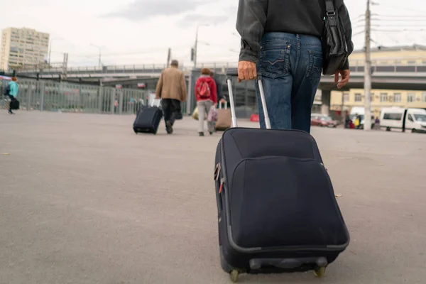 Der Tourist Wälzt Die Große Reisetasche Auf Dem Bahnhof Der — Stockfoto
