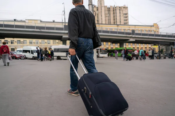 Touriste Roulant Grand Sac Voyage Sur Gare Ville Pressé — Photo