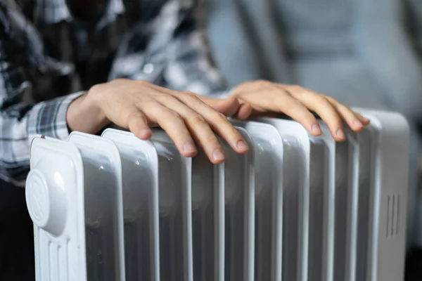 Sensação Frio Ficar Quente Mãos Tocando Aquecedor Perto — Fotografia de Stock