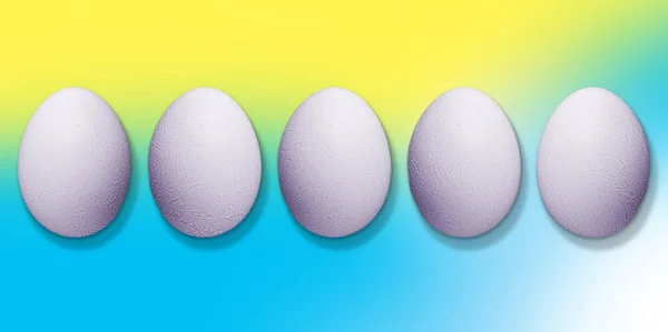 Cinque Uova Pasqua Isolate Ricoperte Vernice Colori Variazioni Concetto Vacanza — Foto Stock
