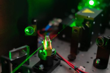 Ai öğrenme teknikleriyle makine fabrikasında kullanılan modern lazer teknolojisi.