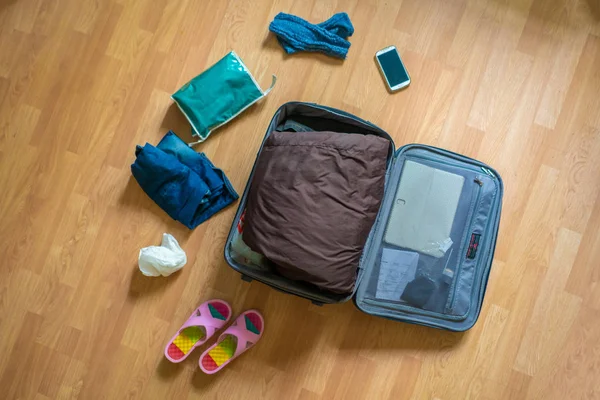 Die Große Tasche Für Gepäck Mit Dingen Die Hause Auf — Stockfoto