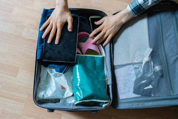 Overhead Ovanifrån Person Som Packar Väskan Med Sina Personliga Saker — Stockfoto