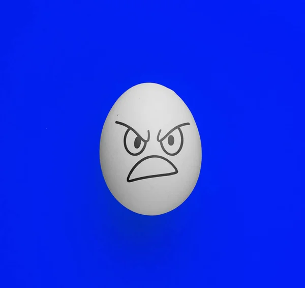 在复活节彩蛋上画了邪恶可怕的愤怒的表情 介于概念之间 — 图库照片