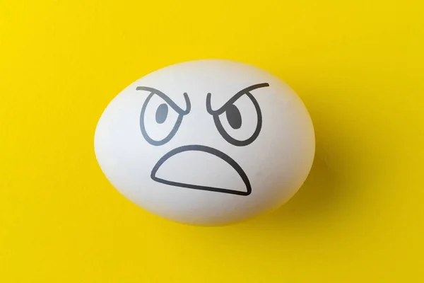 Κακό Τρομακτικό Θυμωμένο Πρόσωπο Συναίσθημα Ζωγραφισμένο Στο Αυγό Του Πάσχα — Φωτογραφία Αρχείου