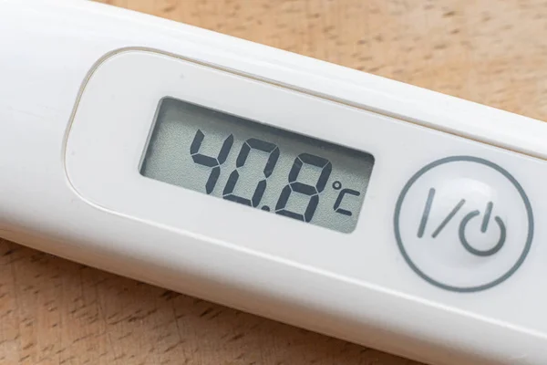 Termometrenin Makro Görüntüsü Yüksek Sıcaklığı Hastalık Konseptini Gösteriyor — Stok fotoğraf