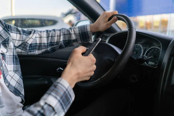 Mužský Řidič Vozidle Pomocí Smartphonu Nehoda Silnici — Stock fotografie