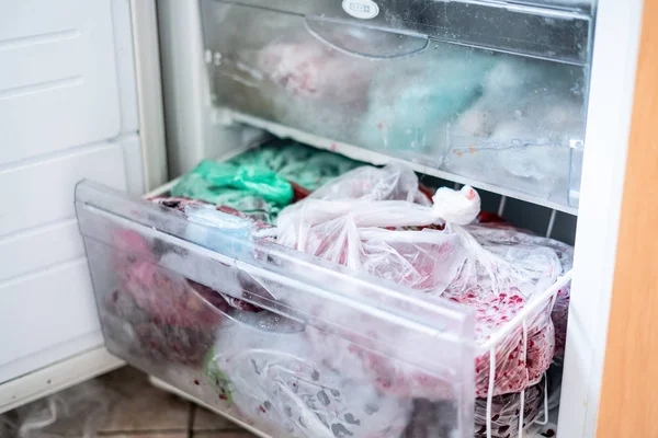 Parte Abierta Del Congelador Nevera Con Muchos Paquetes Congelados Alimentos —  Fotos de Stock