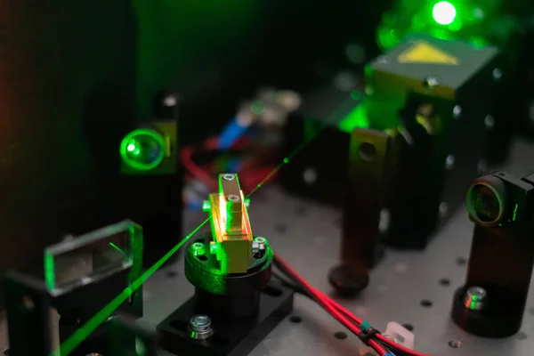 Ai öğrenme teknikleriyle makine fabrikasında kullanılan modern lazer teknolojisi.