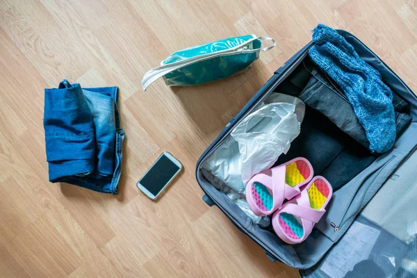 Die Große Tasche Für Gepäck Mit Dingen Die Hause Auf — Stockfoto